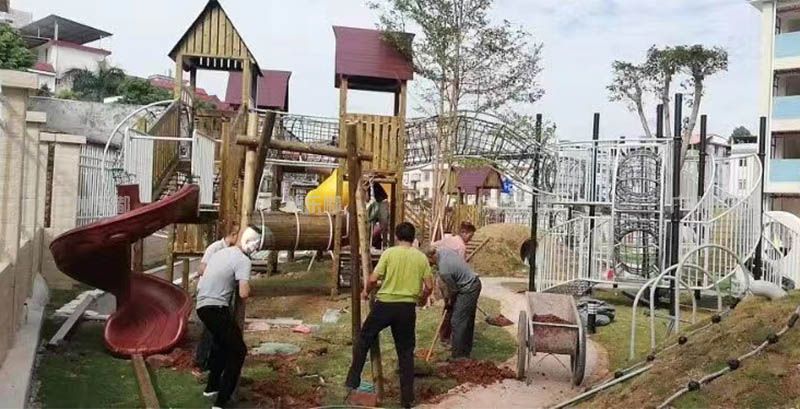 规划场地木制滑梯安装中(图1)