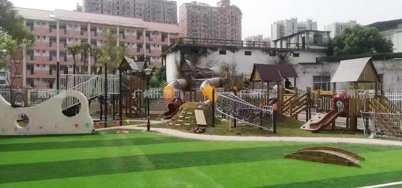 规划场地木制滑梯安装中(图2)